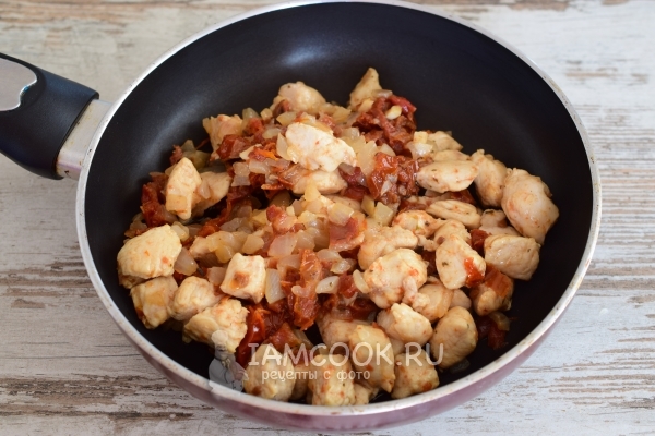 Обжарить мясо с овощами