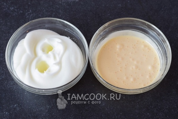 Взбить отдельно белки и желтки