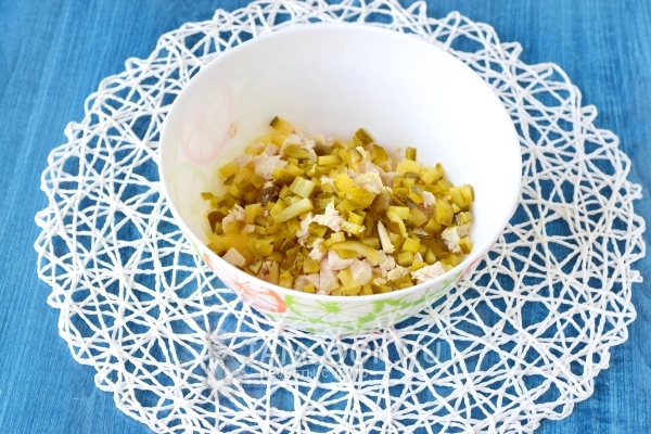 Положить маринованные огурцы