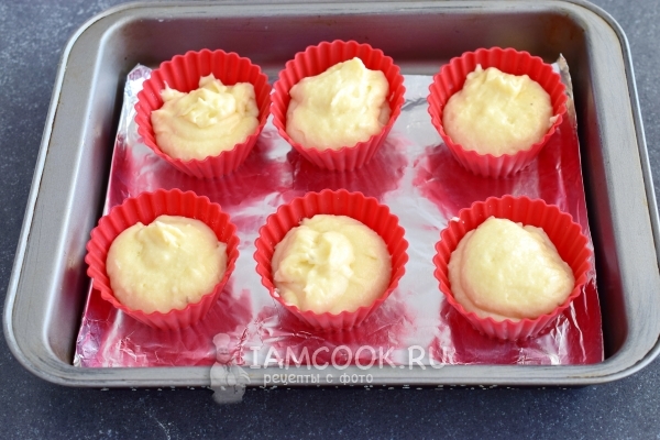 Разложить тесто по формочкам