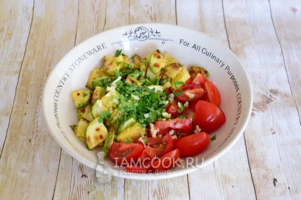 Положить зелень и чеснок к овощам