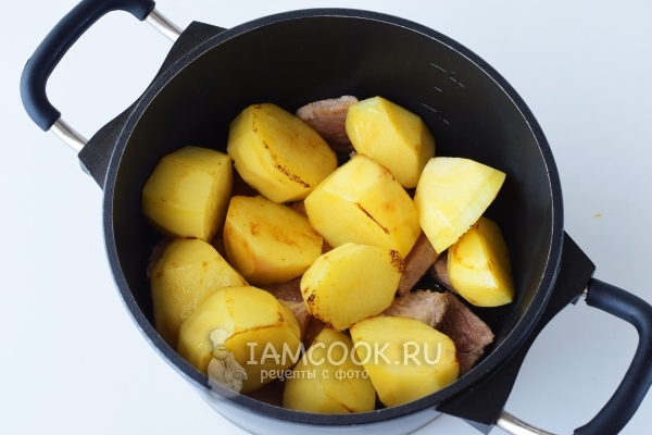 Положили обжаренный картофель к мясу