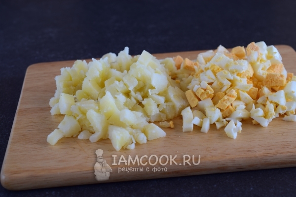 Порезать яйца и картофель