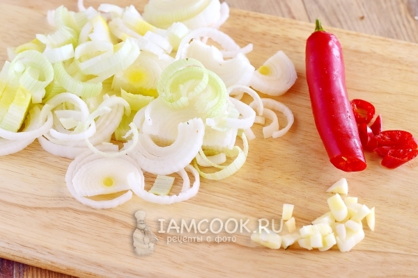 Порезать перец, лук и чеснок