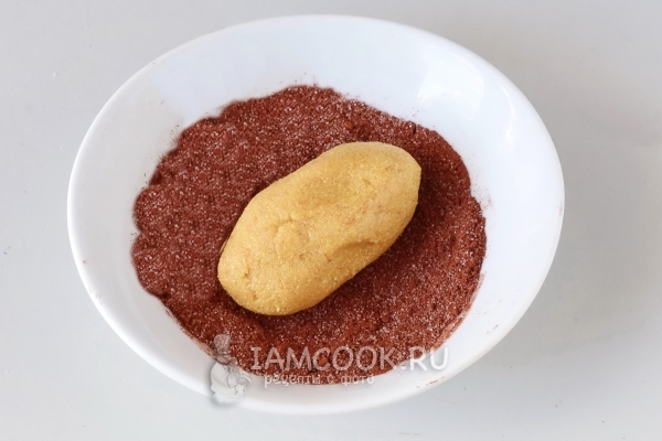 Обвалять пирожное в сахаре с какао