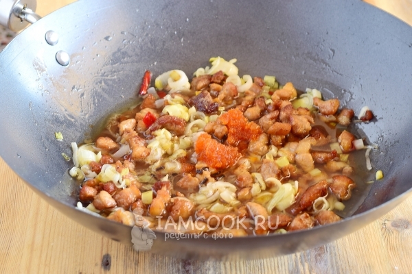 Добавить соевый соус и креветочную пасту