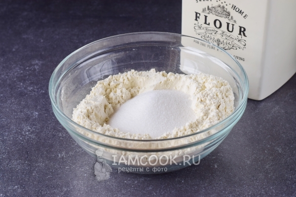 Соединить муку с сахаром