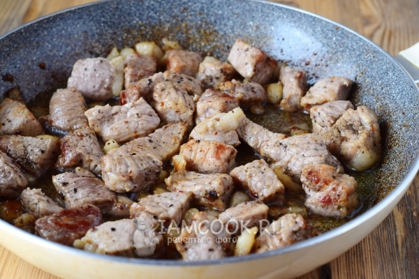 Обжарить мясо