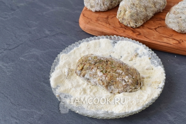 Обвалять котлеты в сухарях