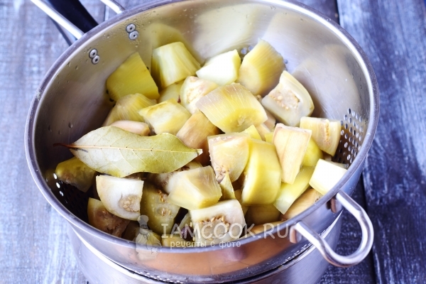 Откинуть баклажаны на дуршлаг