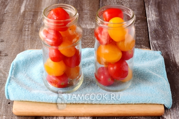 Положить помидоры в банки