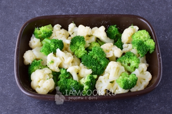 Положить капусту в форму