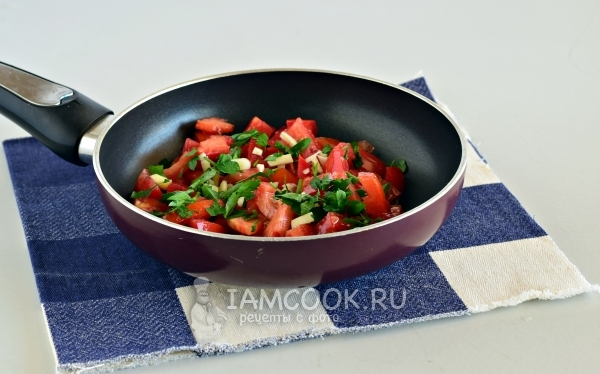 Добавить чеснок и зелень