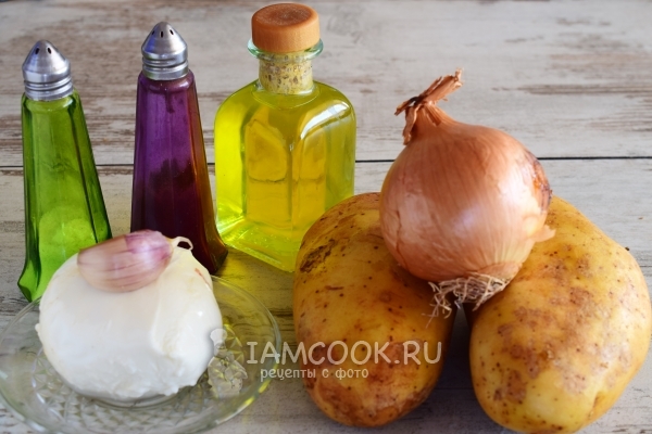 Ингредиенты для жареной картошки с сыром на сковороде