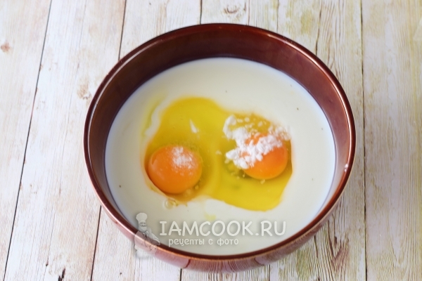 Соединить кефир и яйца