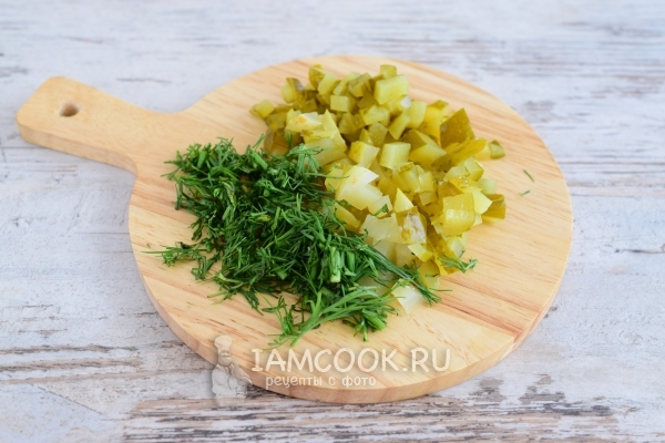 Порезать укроп и огурцы