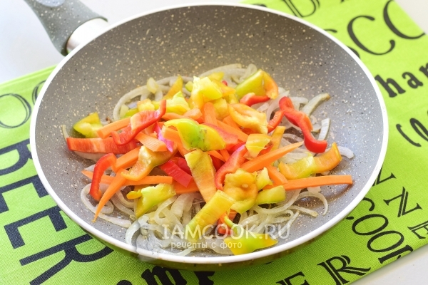 Добавить перец и морковь