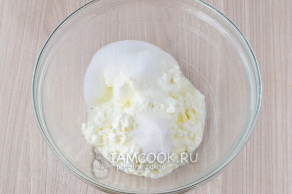 Соединить творог с сахаром и сметаной