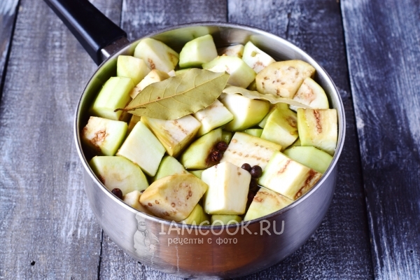 Добавить уксус, перец и лавровый лист