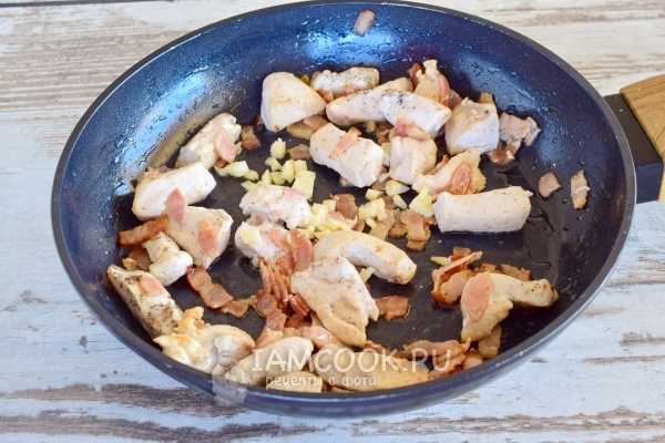 Положить чеснок