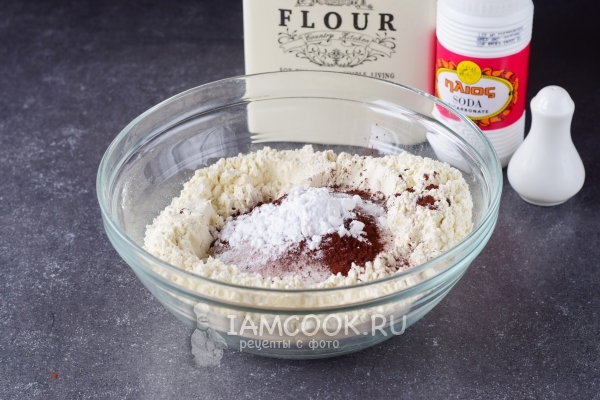 Всыпать соль, какао и соду