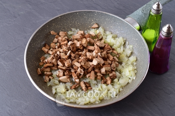 Положить грибы к луку