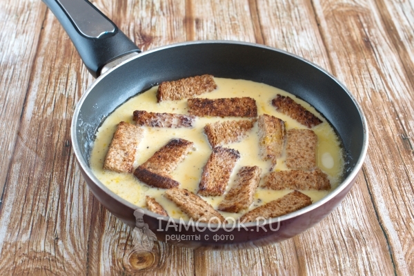 Влить яичную смесь