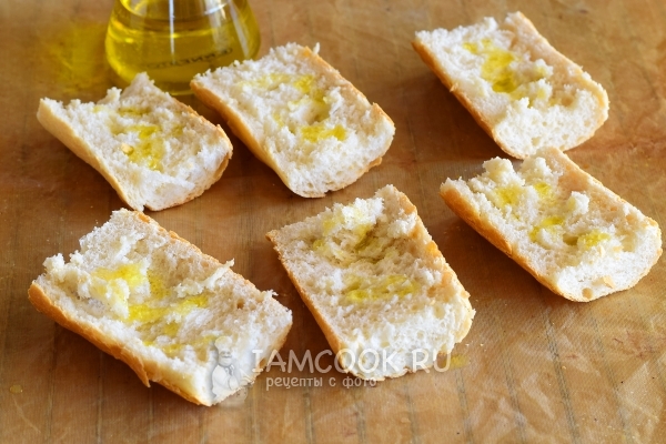 Сбрызнуть хлеб маслом