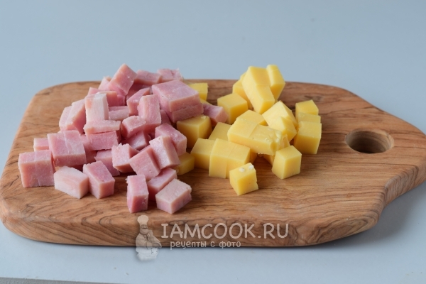 Порезать сыр и ветчину