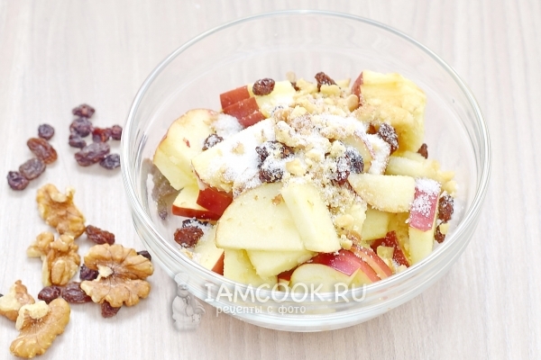 Добавить яблоки, орехи, изюм и сахар