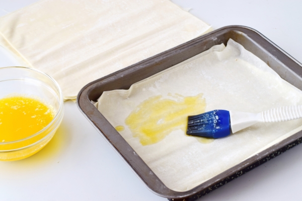 Смазать тесто маслом