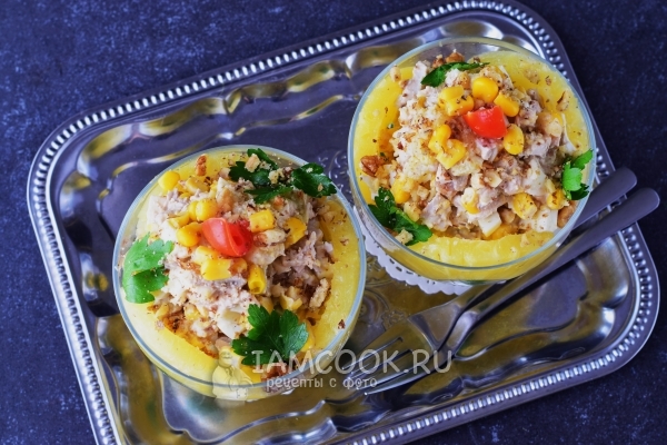 Салат с ананасами, курицей и грецкими орехами