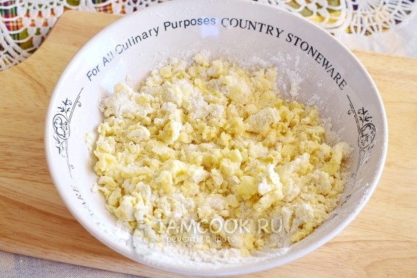 Растереть масло с мукой
