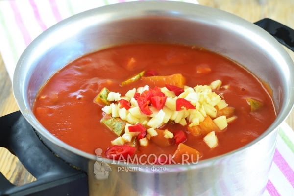 Добавить перец и чеснок