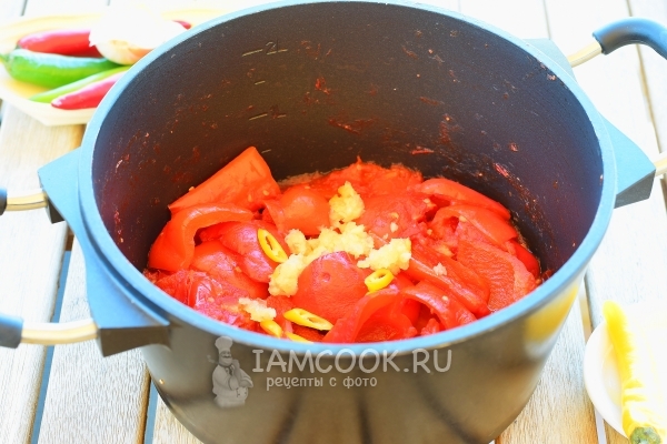 Добавить чеснок и перец чили