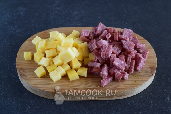 Порезать сыр и колбасу
