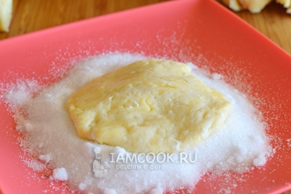 Положить лепешку в сахар