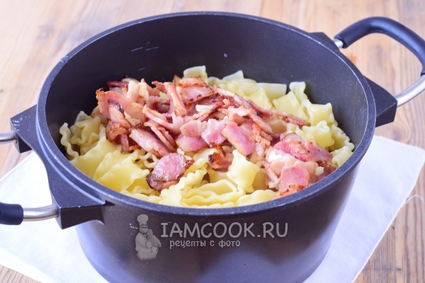 Положить бекон к макаронам