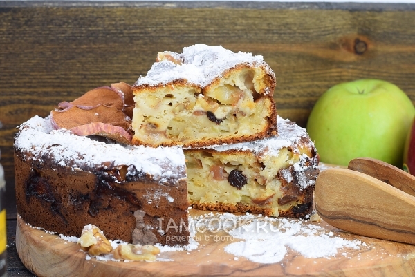 Готовая шарлотка на сметане с яблоками