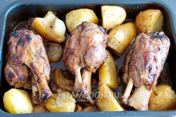 Запечь рульку с овощами в духовке