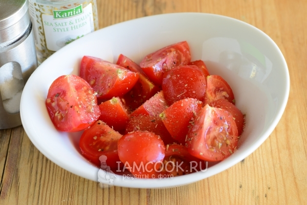 Посыпать солью и травами