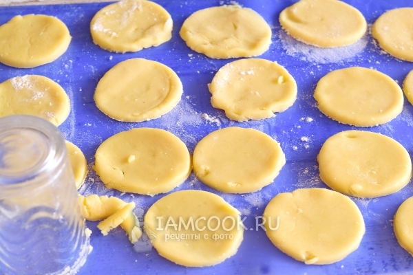 Вырезать из теста кружочки