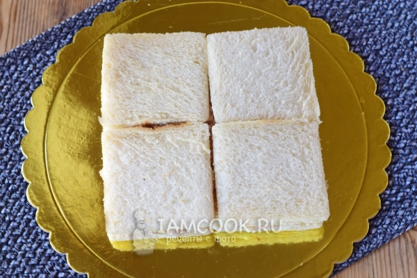 Накрыть слой тунца хлебом