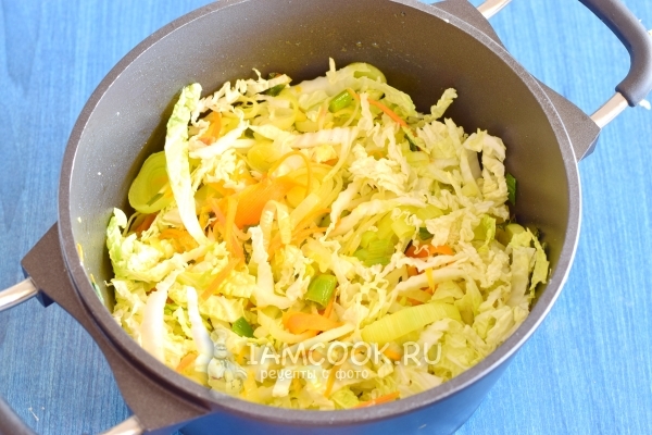 Положить овощи в кастрюлю