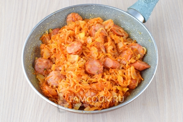Готовая тушёная квашеная капуста с сосисками