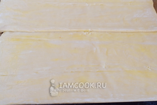 Смазать тесто яйцом