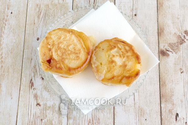 Готовая колбаса в кляре на сковороде