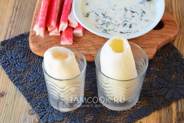 Положить в стаканы кальмаров