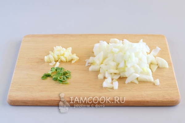Порезать лук и чеснок