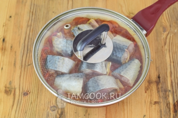Тушим скумбрию с овощами